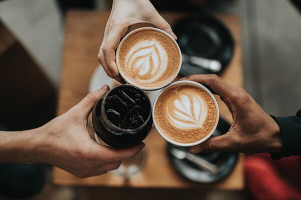 Zrychlení metabolismu je dalším z dobrých důvodů, proč si s kolegy dopřát pauzu na kávu. Foto: Unsplash