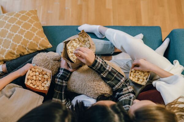 Domácí popcorn je mnohem chutnější a „naducanější“. Foto: Unsplash