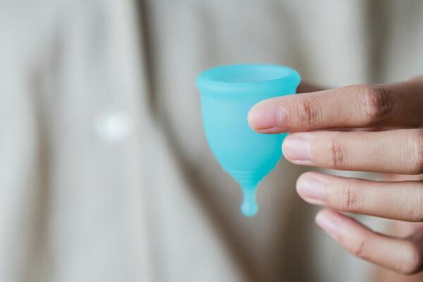 Menstruační kalíšek funguje podobně jako tampon. Foto: Pexels